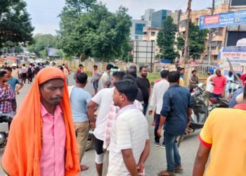 डिमना में जेएमएम के लोगो ने किया बंद का आह्वान, गाड़ियां रोकी, लोग परेशान