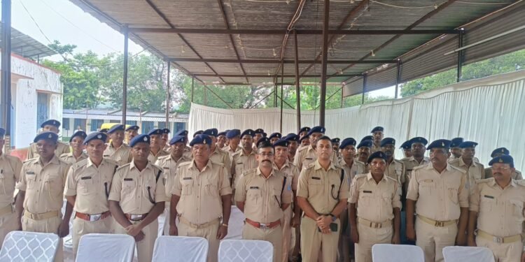 जमशेदपुर पुलिस का उत्साहवर्धन: 67 नव प्रन्नोत हवलदारों को बैज लगाया गया